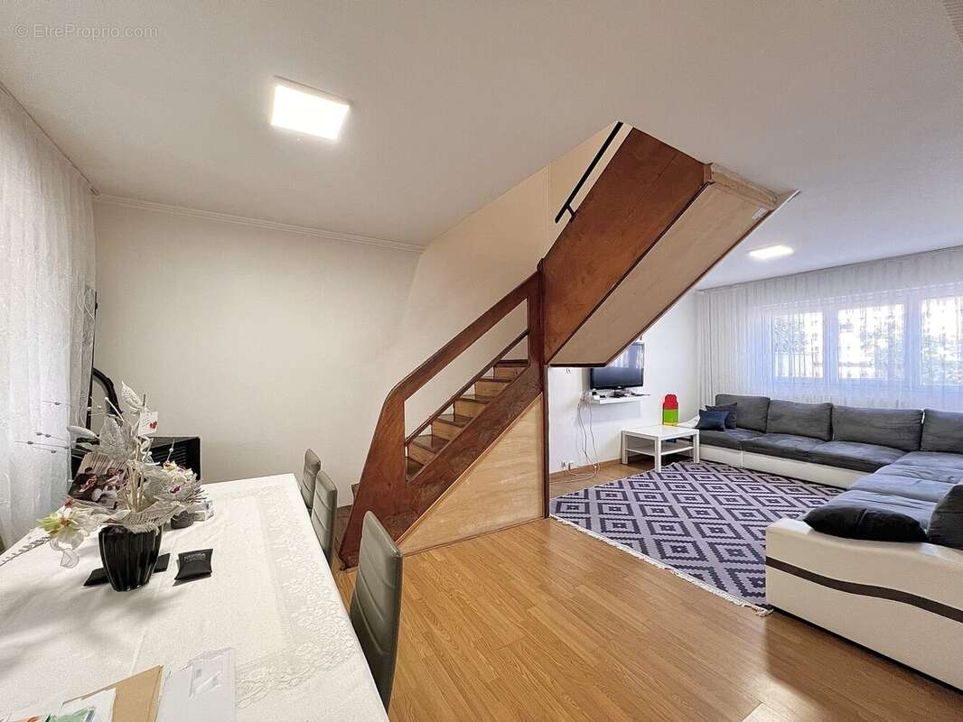 Maison à MEYZIEU