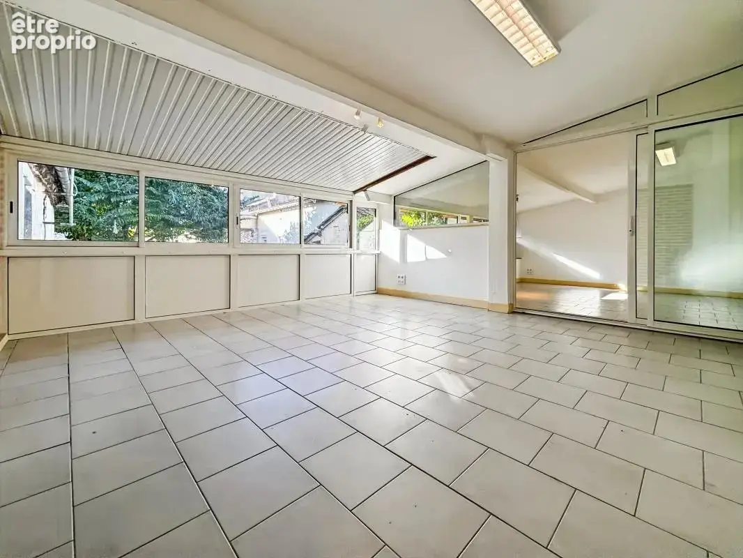 À vendre – Immeuble de 170 m² avec patio central, au calme d’une impasse - photo 3