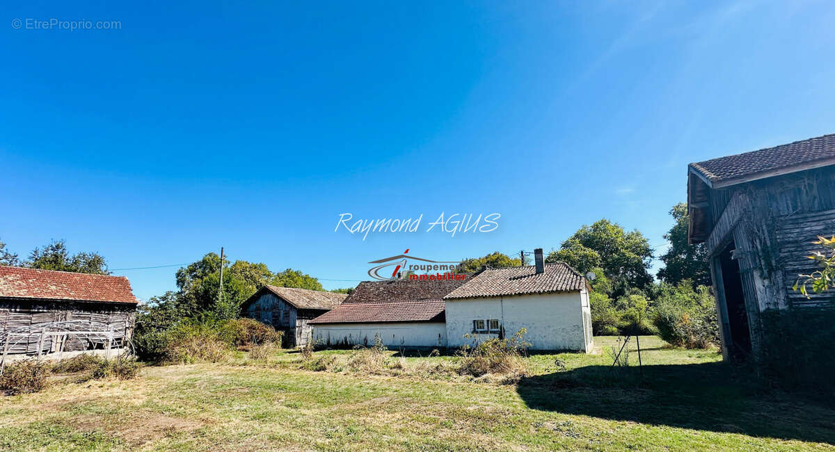 Charmant maison traditionnel en pierre de plain pied avec 2 chambres, 3 grandes granges et 1,7 ha de terrain e - photo 3