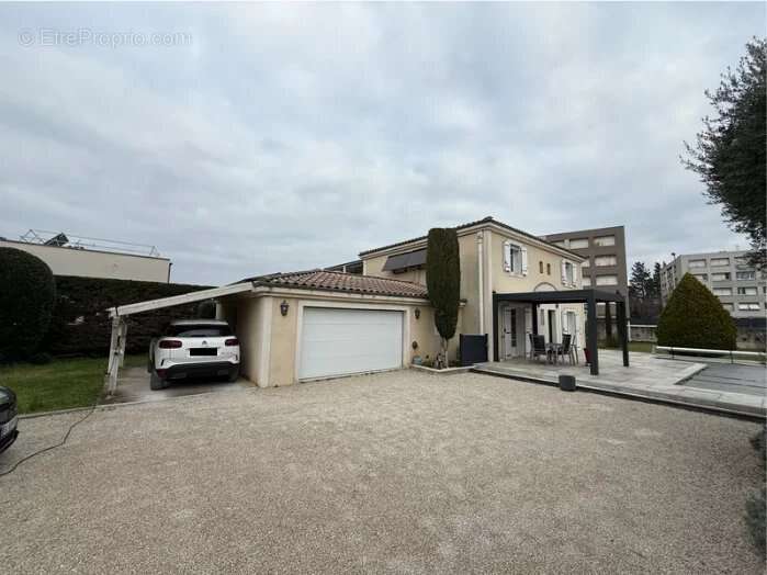 Maison à MONTELIMAR