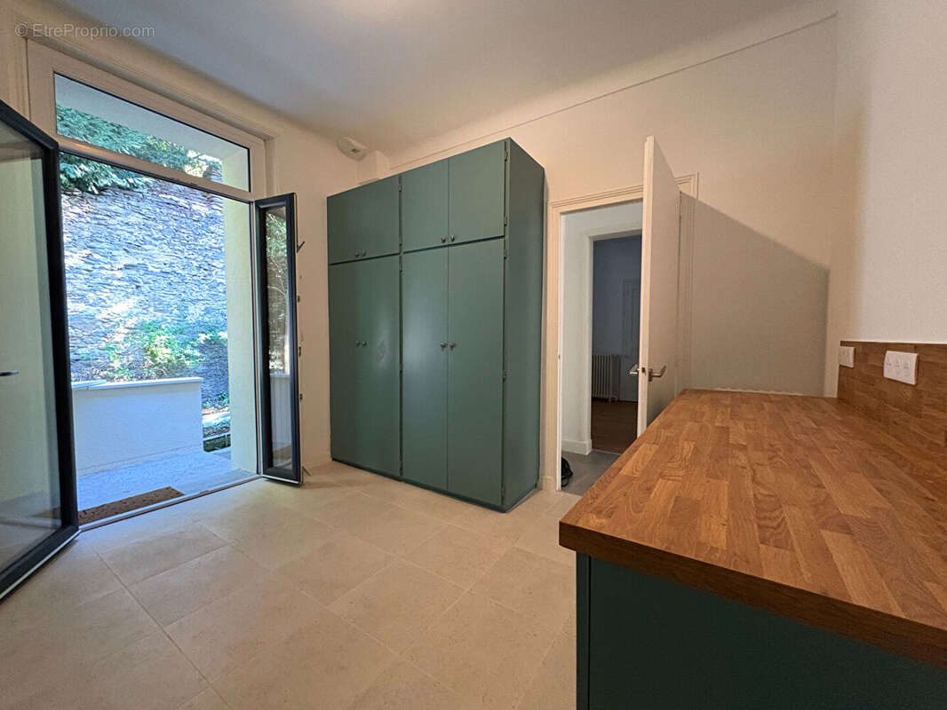 Maison entièrement rénovée de 148 m² au sol (132 m² habitables) au calme d'une impasse avec garage - photo 8