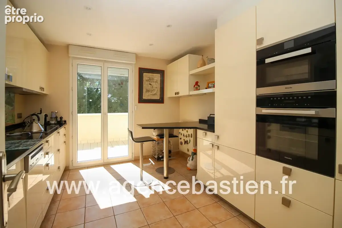 Divonne-les-bains   t4 duplex dernier étage   2 terrasses   2 garages   790 000 € - photo 4