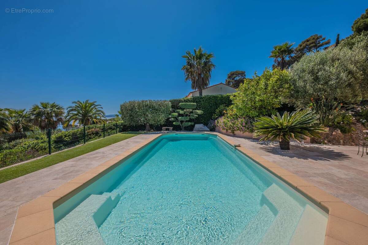 LES ISSAMBRES : Villa tout à pied avec vue mer exceptionnelle - photo 9