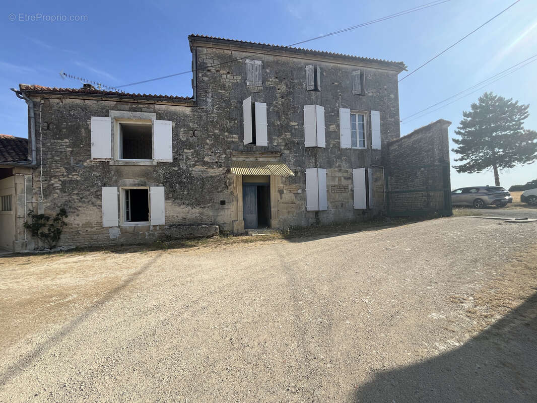 Maison à HIERSAC
