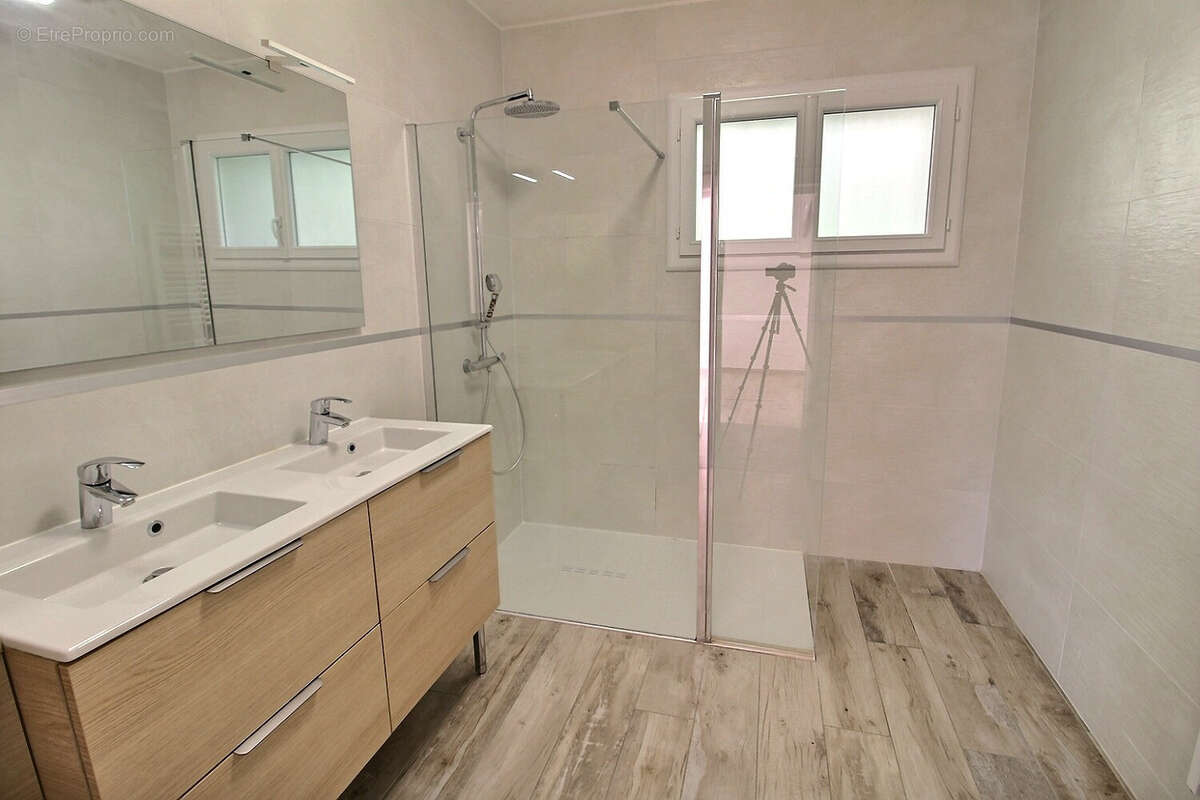 Maison à SAINT-CLEMENT-DE-RIVIERE