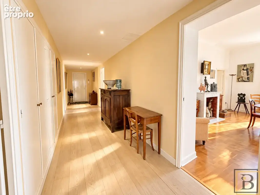 Vie citadine et confort pour ce généreux 4 pièces de 140 m2 - photo 7