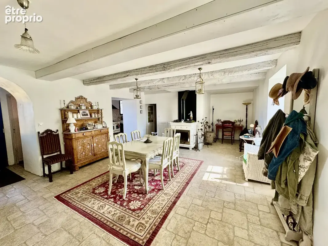 Ancien corps de ferme de caractère en pierre avec 5 chambres, grange, dépendances et un terrain en bord de rivière - photo 4