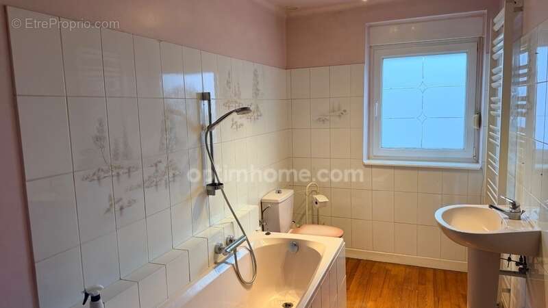 Bertrange - maison de ville de 95 m² avec 2 chambres, une terrasse ! fort potentiel ! - photo 11