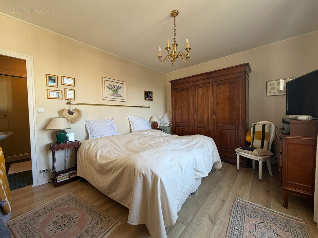 Mérignac Saint-Augustin - Appartement 5 pièces de 150 m² avec terrasse, garage double et cave - photo 15