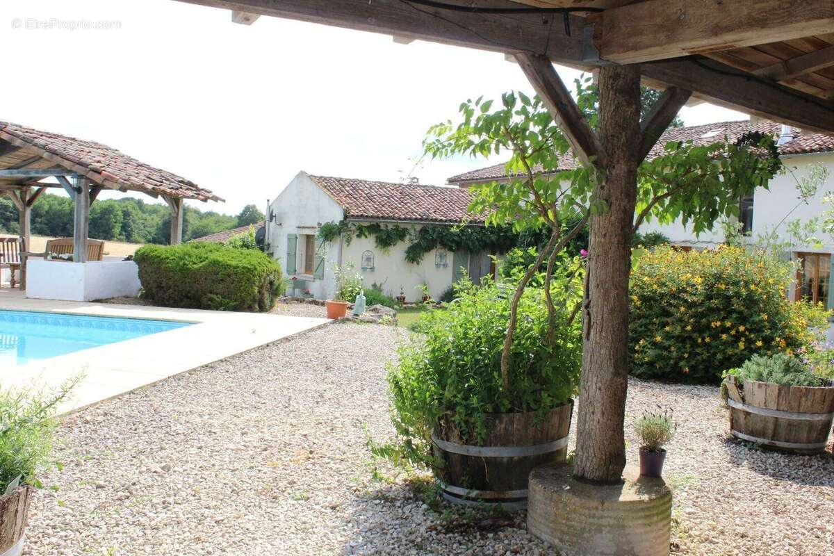 Maison à GENOUILLE