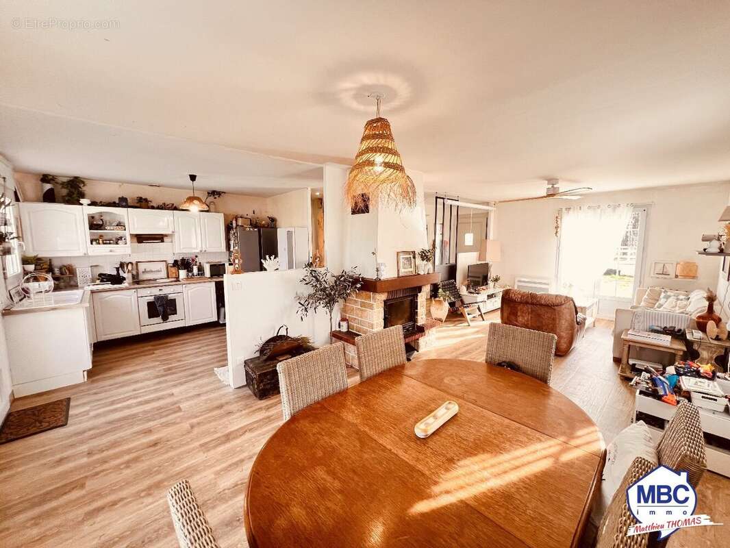 Maison à SAINT-PIERRE-MONTLIMART