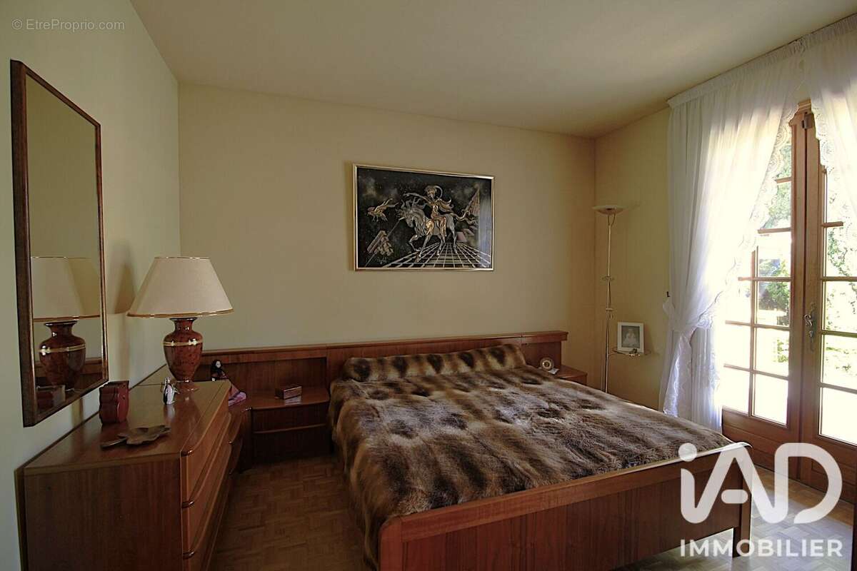 Maison 185 m² à Mandres-Les-Roses  - photo 8