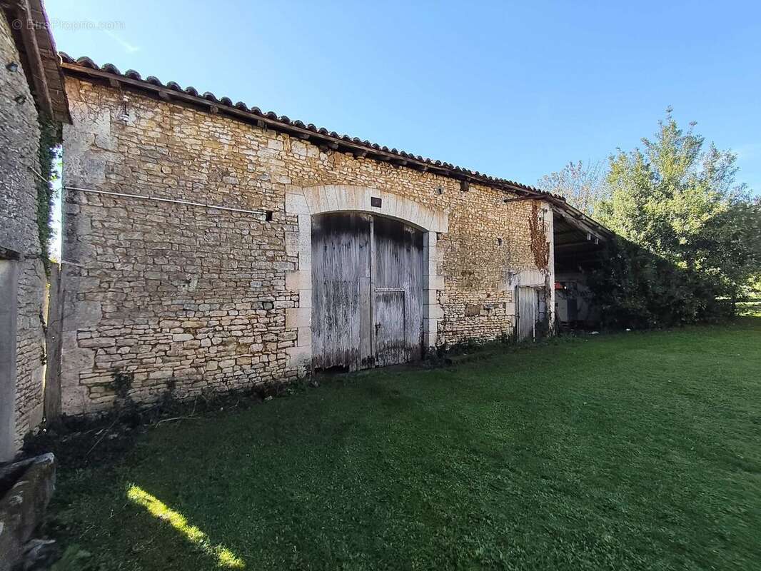 Maison 97 m² à Chasseneuil-Sur-Bonnieure  - photo 4