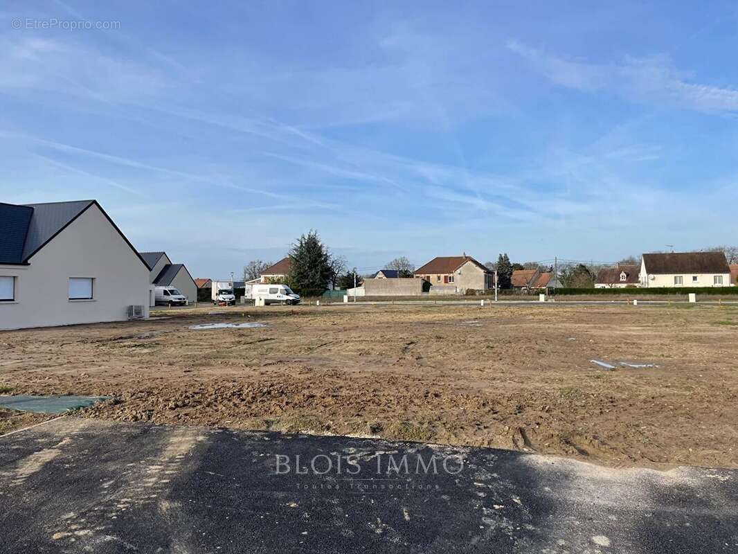 Terrain à MONT-PRES-CHAMBORD