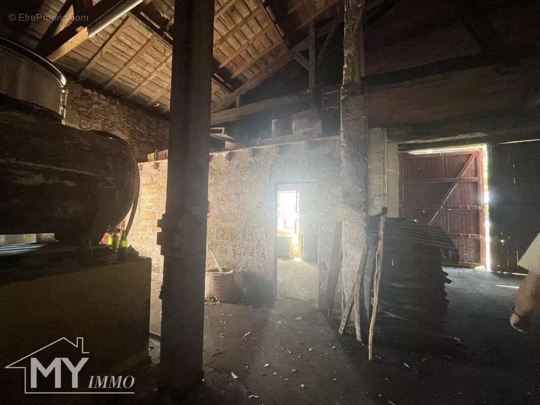 Commerce à MOULIETS-ET-VILLEMARTIN