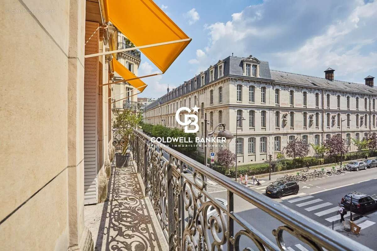 Appartement à PARIS-16E