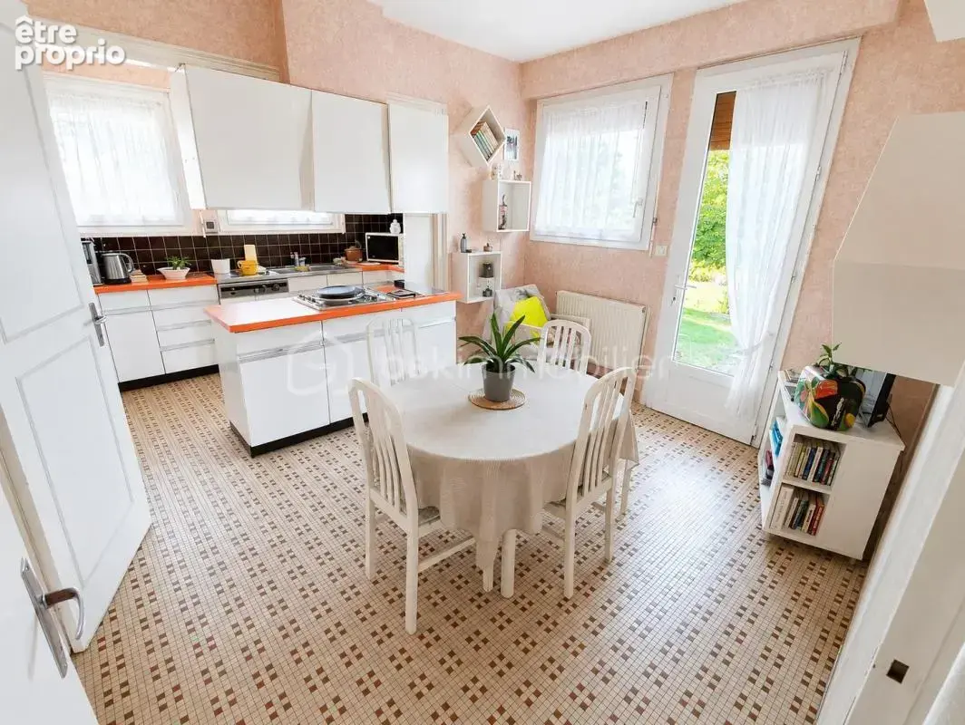 Belle Maison d'architecte de plain pied de 136 m2 des années 1970 exposée plein Sud à proximité de Pontmain - photo 7