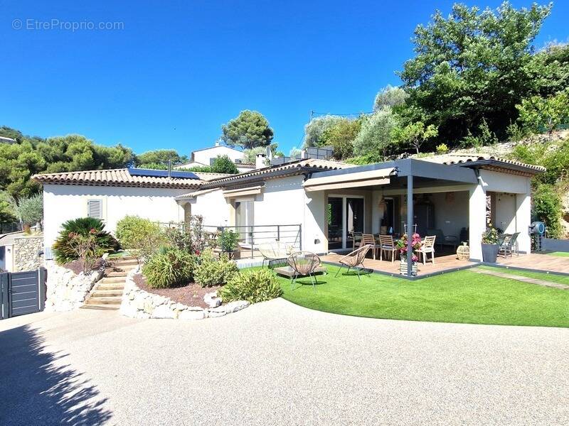 Maison à LA ROQUETTE-SUR-VAR