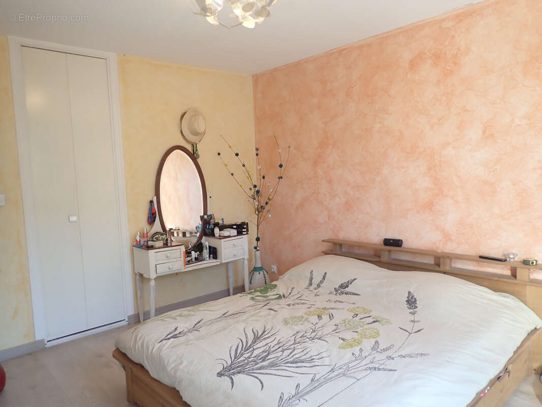 La Seyne sur mer, Quartier sud. Maison T5 de 91 m2 sur 600 m2 de terrain avec garage. - photo 10