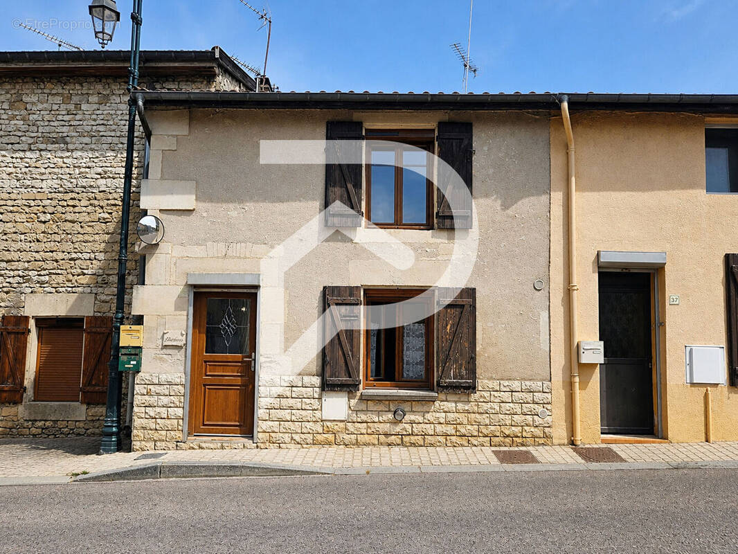 Maison à SUZANNECOURT