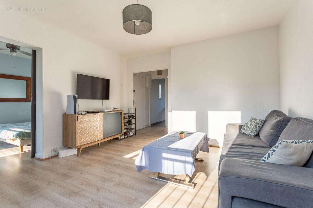Proche commodités - Appartement 4 pièces de 70.75 m² - 3 CHAMBRES - PARKING & CAVE - photo 5