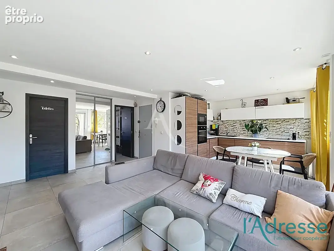 Magnifique 3 pièces traversant rénové avec PARKING ET CAVE ! - photo 8