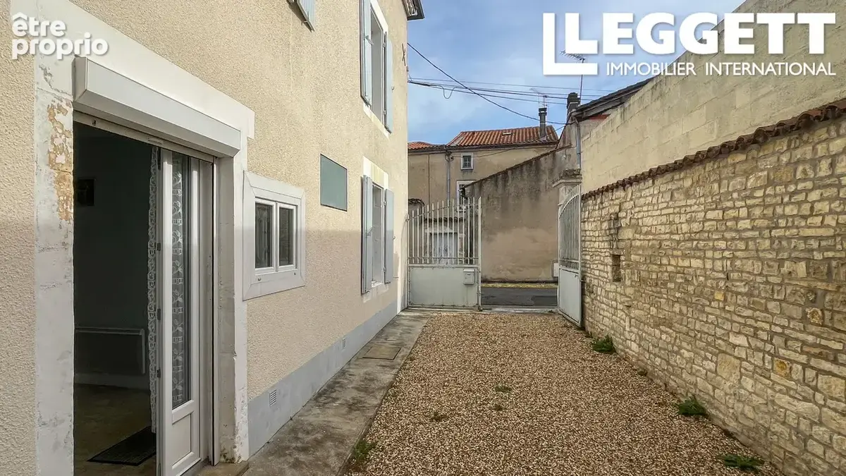 À quelques minutes à pied du centre de Mansle – charmante maison de ville  à rafraîchir avec garage et jardin - photo 10