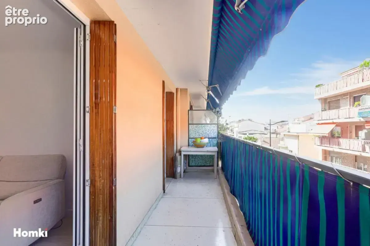 Golfe-Juan – Centre-ville  3 pièces traversant avec terrasse, balcon et garage - photo 2