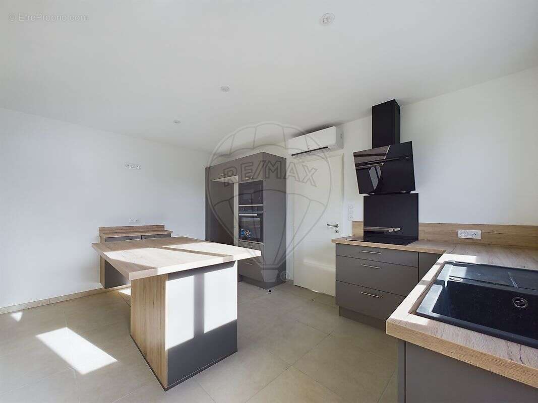 Maison à SAINT-LAURENT-DE-LA-PREE