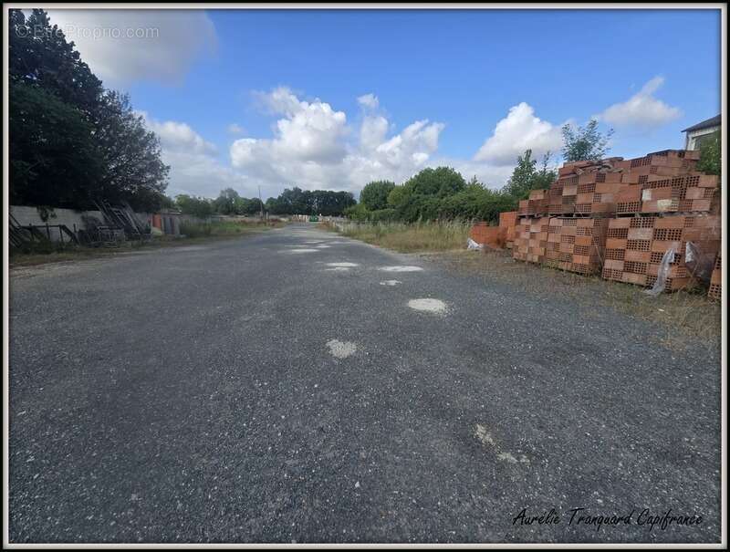 Local/ Atelier + bureau À VENDRE – de 508 m² avec grand terrain clos de 3 737 m² – Emplacement stratégique SAINT JEAN D'ANGELY ( - photo 6