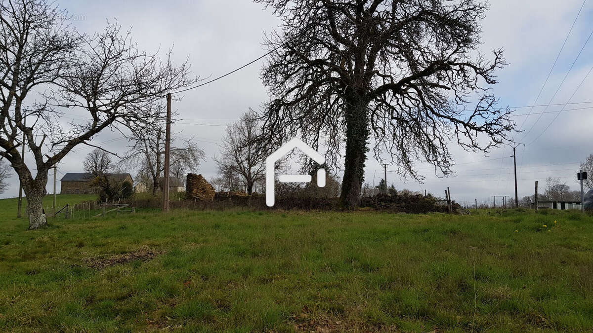 Terrain à UZERCHE