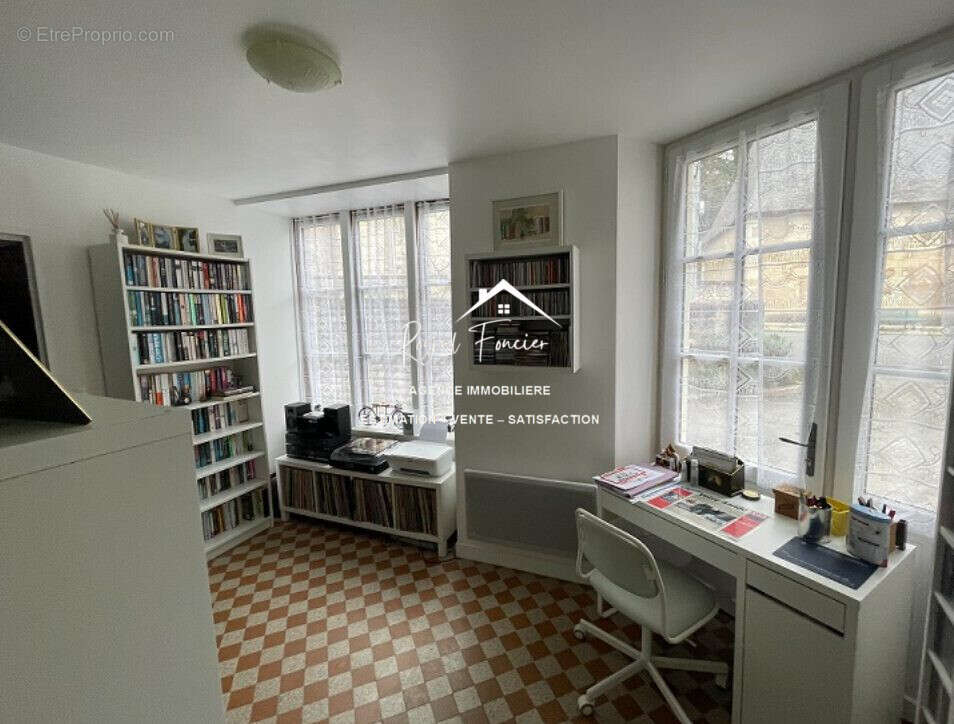 Bureau avec rangements - Maison à LA GUERCHE