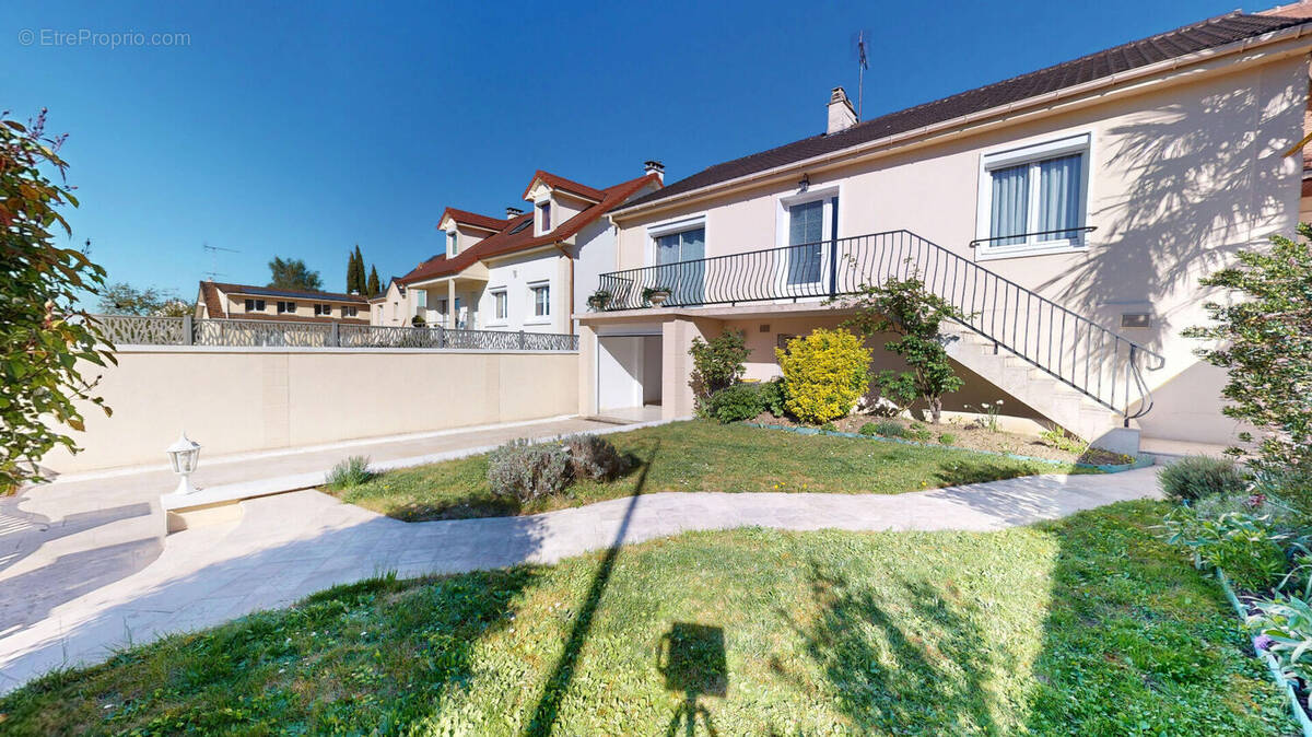 Maison à LES CLAYES-SOUS-BOIS