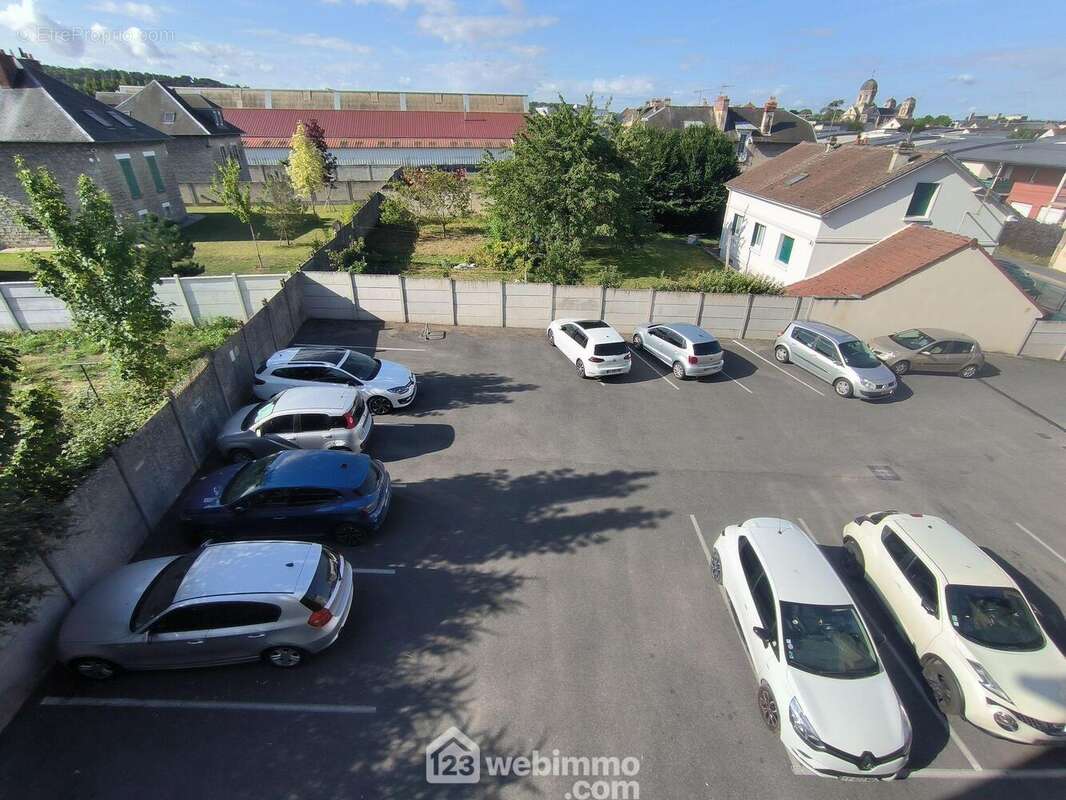 Une place de parking privative et une cave viennent compléter ce bien