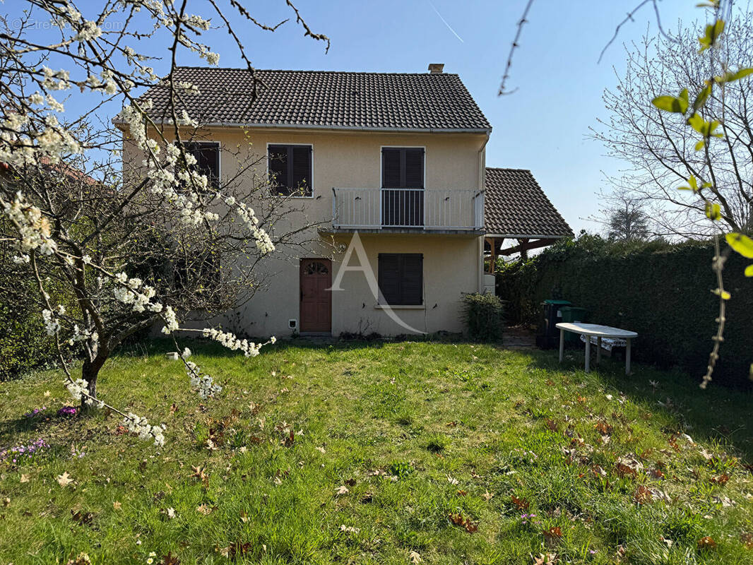 Maison à LE MESNIL-SAINT-DENIS