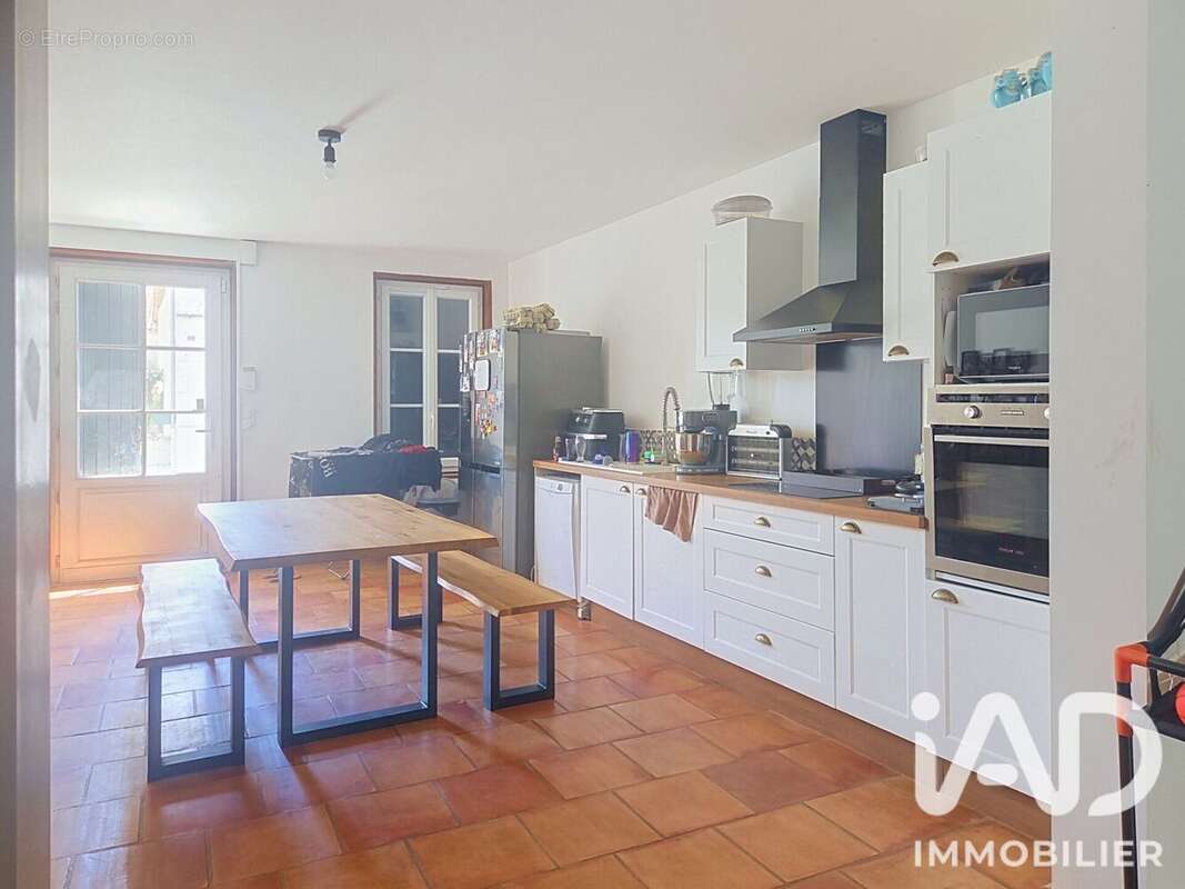 Maison 182 m² à Saint-Martin-De-Coux  - photo 4