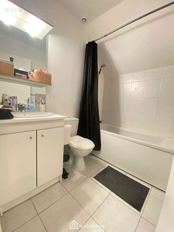 La salle de bains avec vasque sur meuble et une baignoire - Maison à ATHIES-SOUS-LAON