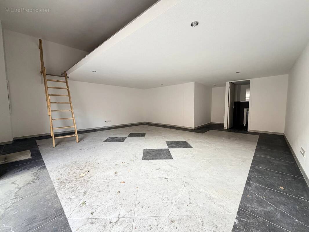 Commerce à VALLAURIS