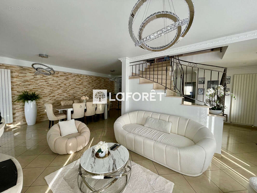 Maison à VIGNEUX-SUR-SEINE