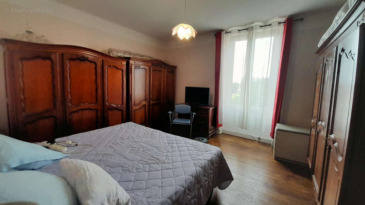 Une chambre a l'étage - Maison à SAINT-PRIEST-LES-FOUGERES