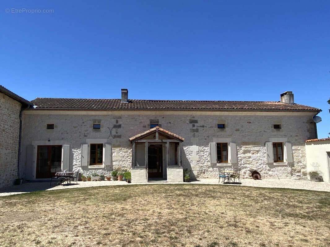 Superbe propriété rurale rénovée avec potentiel commercial près de Chalais - photo 2