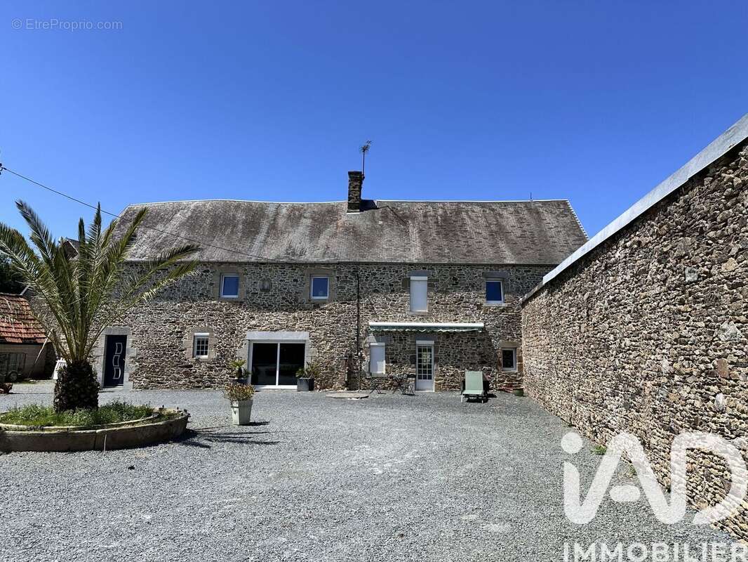 Maison 200 m² à La Vendelee  - photo 4