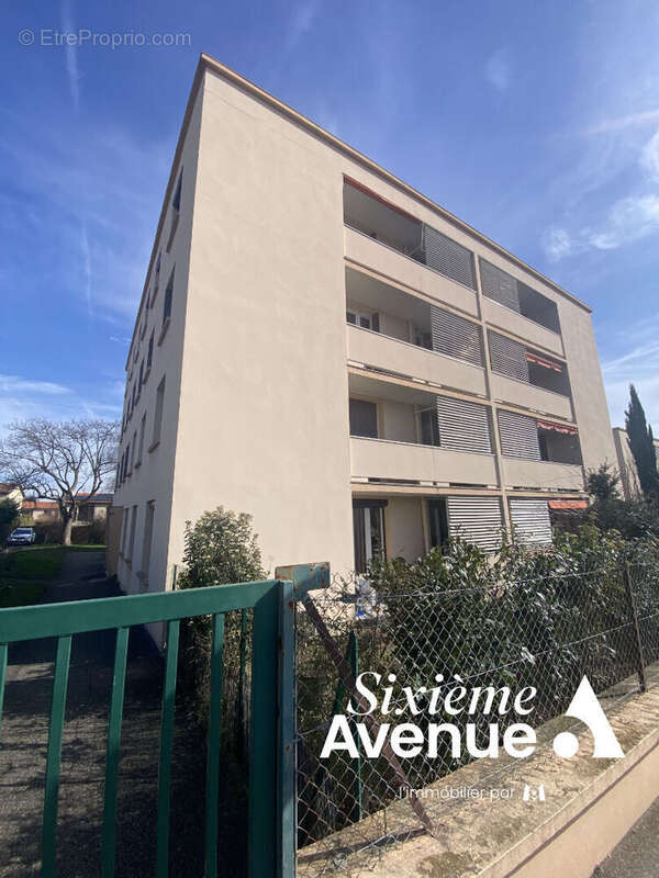 Parking à SAINT-GENIS-LAVAL