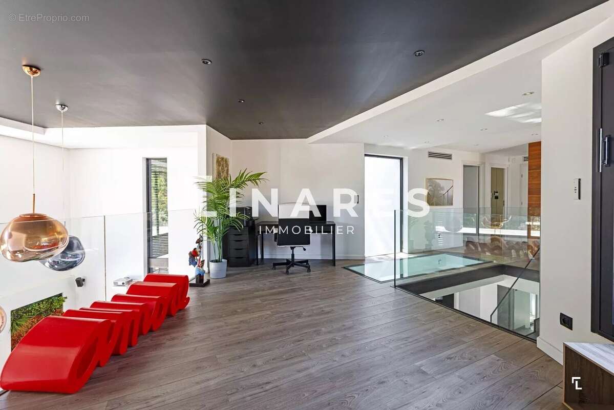 LA CONFIDENTIELLE - Villa T4/5 de 155m² - Piscine - Garage 39m² - Terrain 985m²  - 13012 MARSEILLE - photo 19