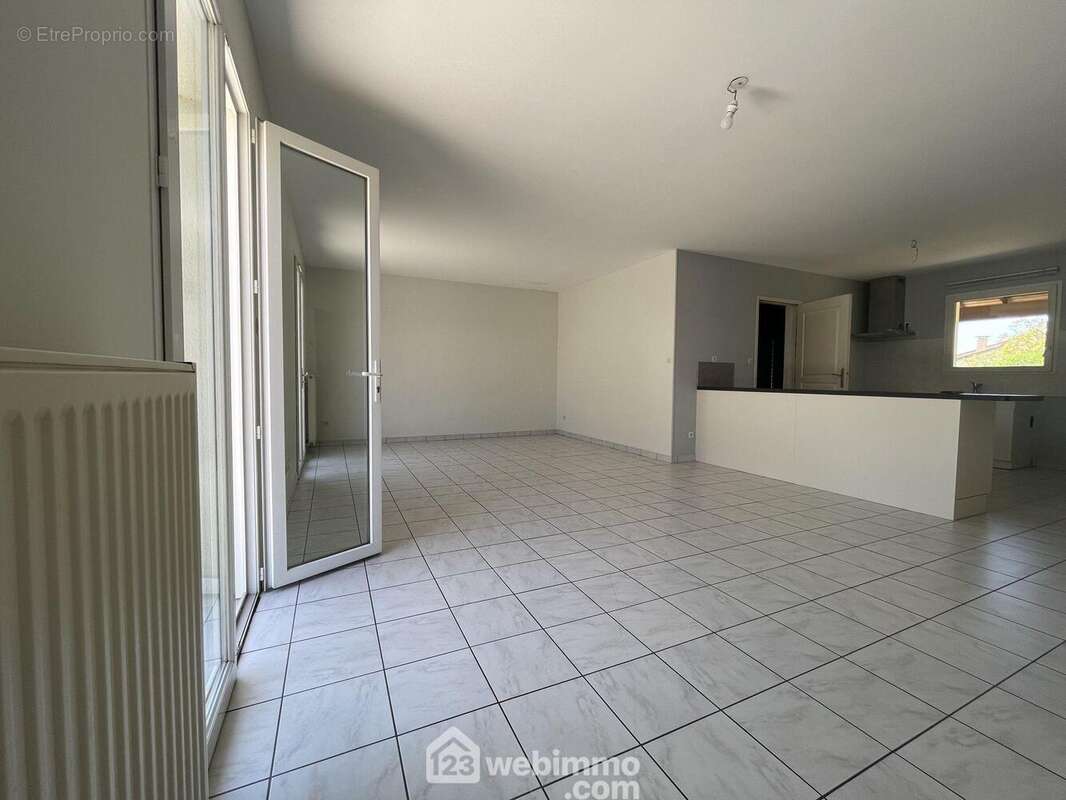 La pièce de vie de 37 m2 pour un bel espace salon - salle à manger, - Maison à MIGNALOUX-BEAUVOIR