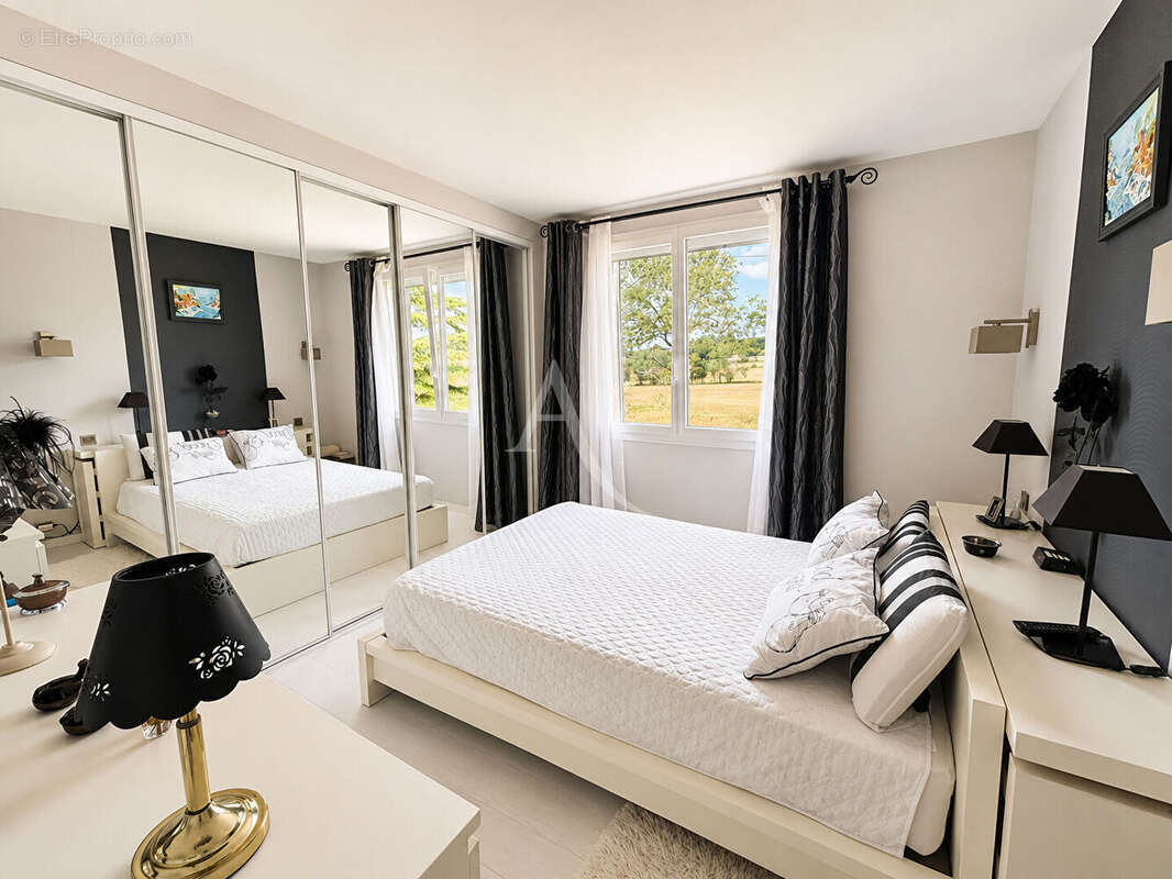 Maison Coueron avec grand garage et terrain - photo 13