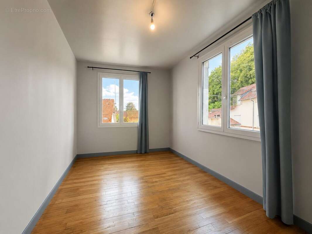 Appartement à SAINT-ETIENNE-DU-VAUVRAY
