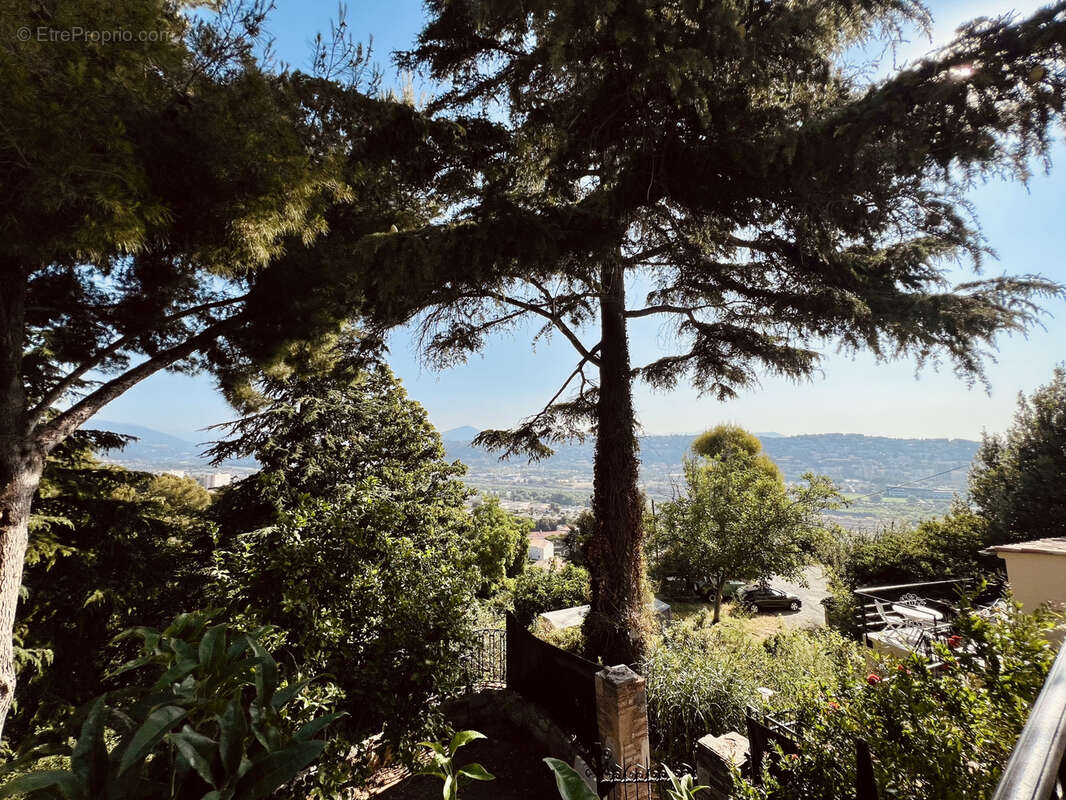 Appartement à SAINT-LAURENT-DU-VAR