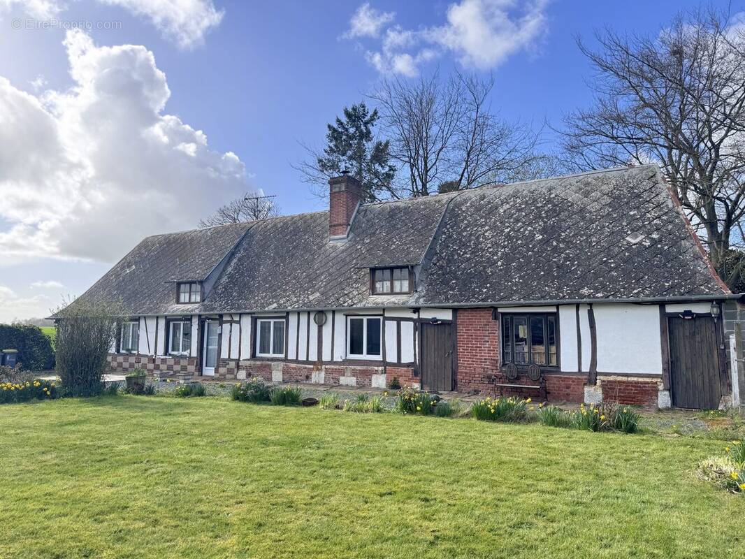 À vendre  Maison de plain-pied avec dépendances sur terrain d'environ 1 400 m² - Maison à IVILLE