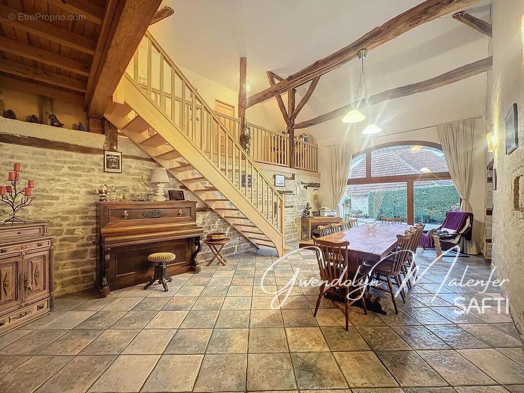 Maison 225 m² à Villers-Farlay  - photo 2